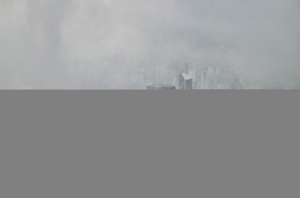 天文台预料今日湿度仍高达90%以上，图为上月初香港大雾情况。资料图片
