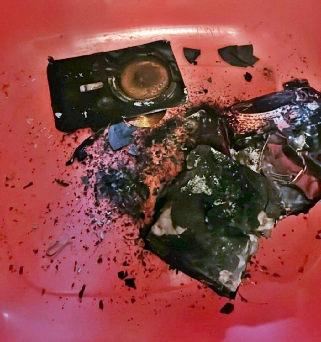 充電器（又稱尿袋）冒煙、起火，都叫人 嚇破膽，更何況是爆炸。有形容自己為「 劫後餘生」的港女在網上講述驚險的家居 充電器爆炸事件，激起網民更加重視使用 尿袋時的安全意識。Threads截圖