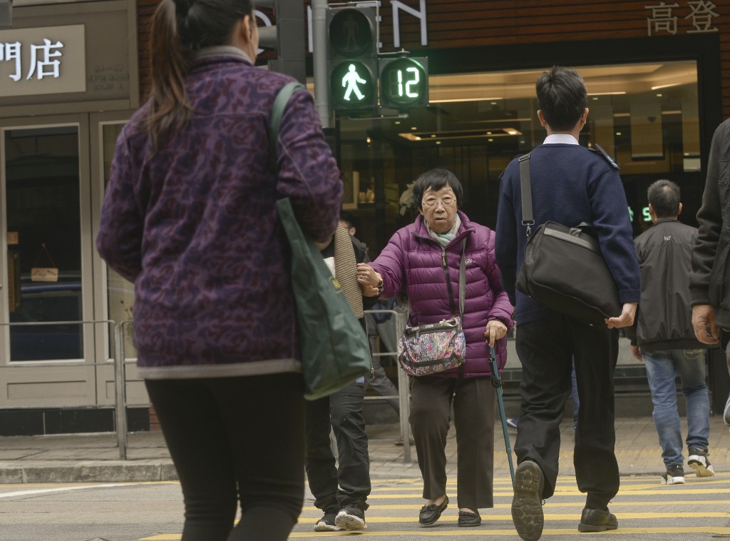 運輸署於2018年在紅綠燈加裝延長行人閃動綠燈的智能裝置，只要長者或殘疾人士拍卡，便會延長綠公仔過馬路時間。(資料圖片)