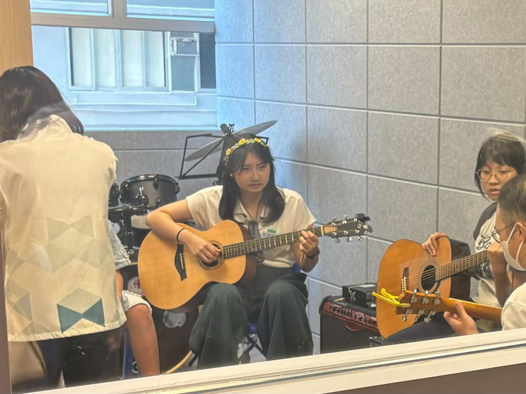 苑瀅認為客廳音樂室提供安靜獨立的排練空間，有助提升演奏與作曲能力。