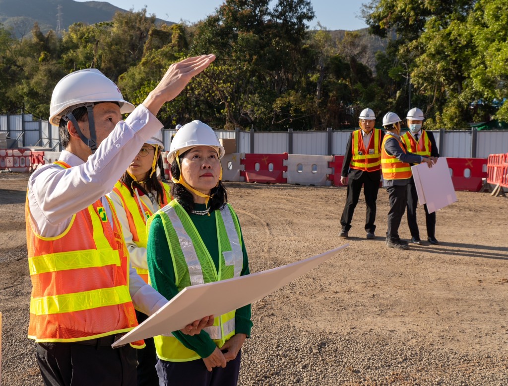 陳美寶視察的地盤日後附近將會匯聚三個不同系統的洪水橋站，為乘客提供多元化轉乘選項。陳美寶網誌圖片