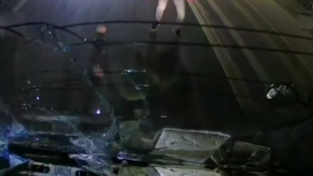 貨車遭多輛私家車追截後，遭人用石打爛擋風玻璃。
