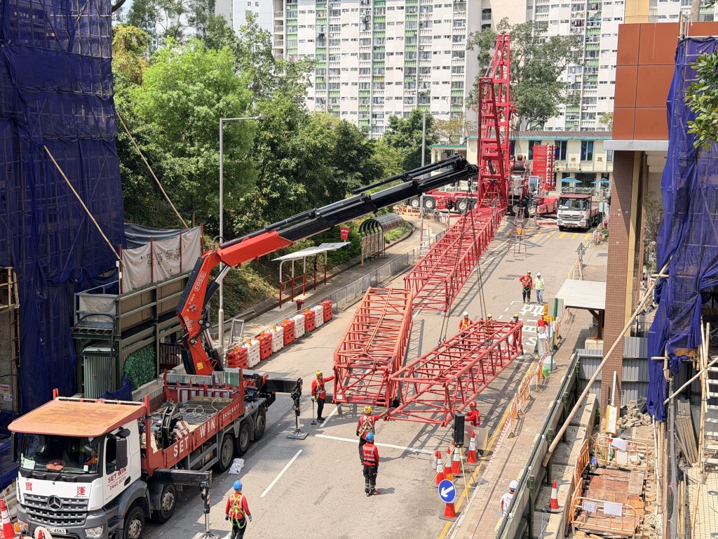 工程人員組裝新天秤，並陸續將塌下的天秤殘骸運走。梁國峰攝