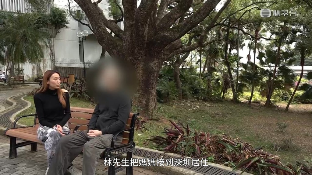 火災至今，林先生與母親每日到臨時認屍處等候消息。