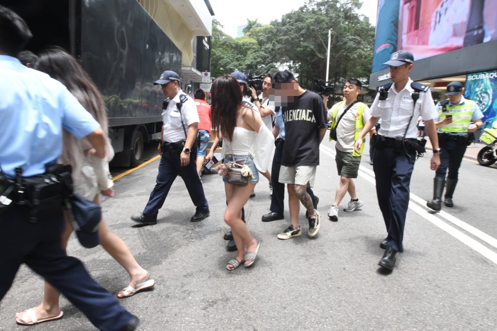 警方帶走6男女。楊偉亨攝