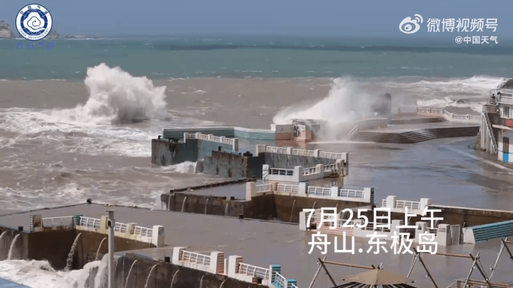 浙江舟山東極島沿海掀巨浪。