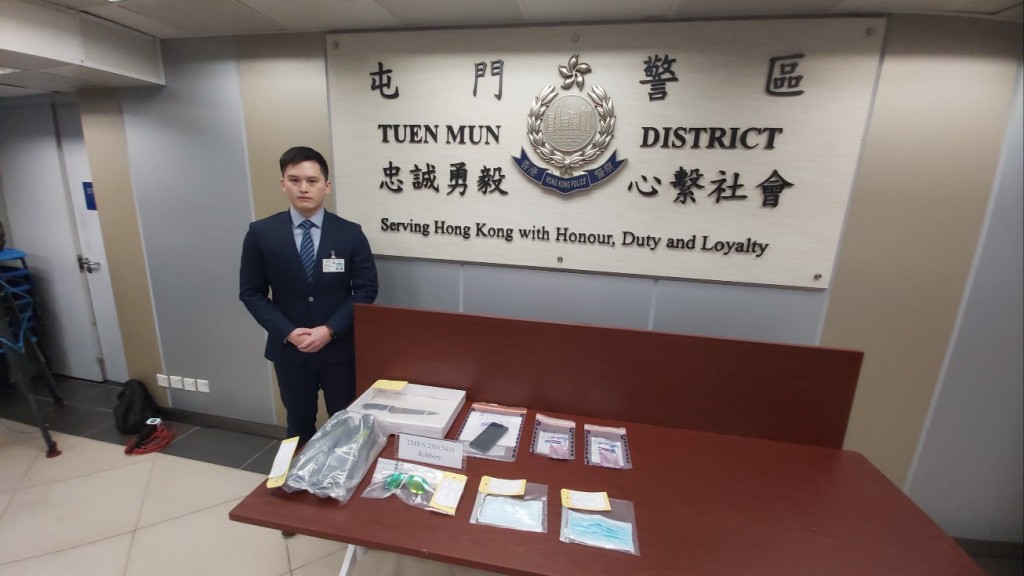 屯門警區重案組第二隊督察黃嘉鴻交代案情。 屯門警區重案組第二隊督察黃嘉鴻交代案情。
