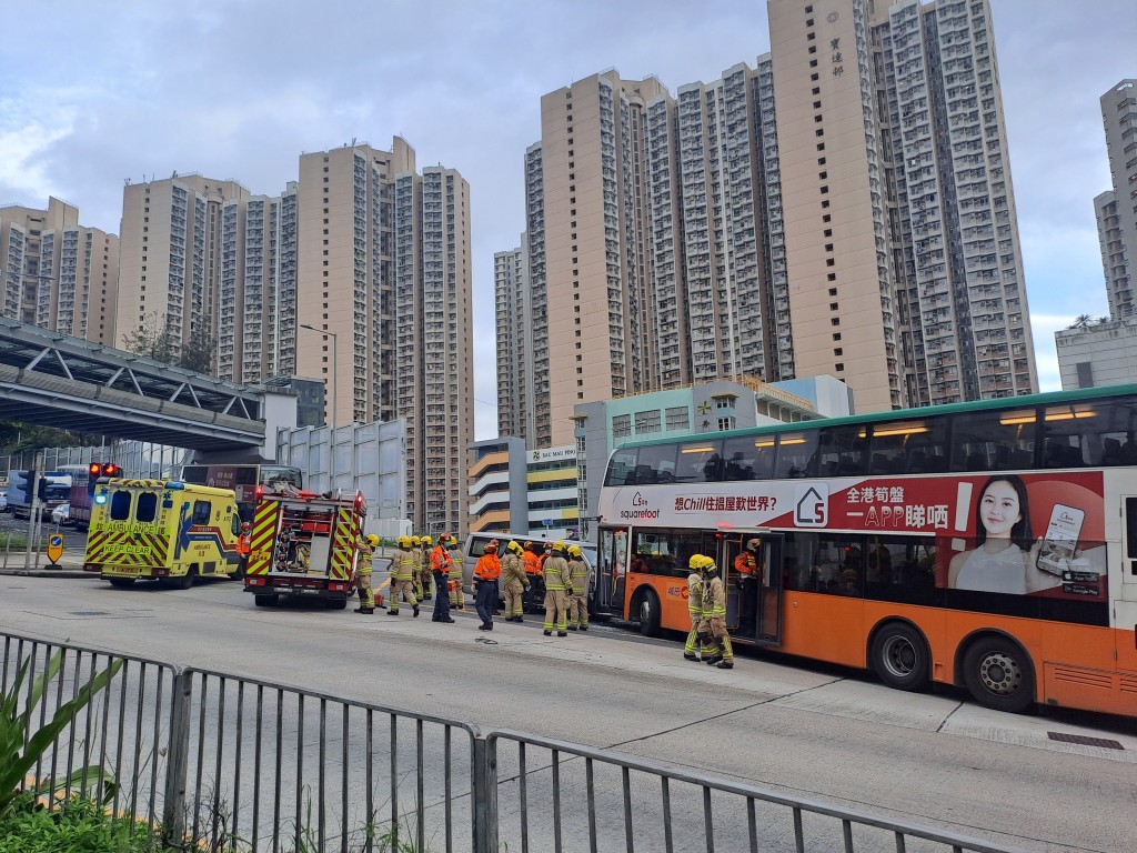一輛城巴與輕型貨車發生相撞。網上圖片 一輛城巴與輕型貨車發生相撞。網上圖片
