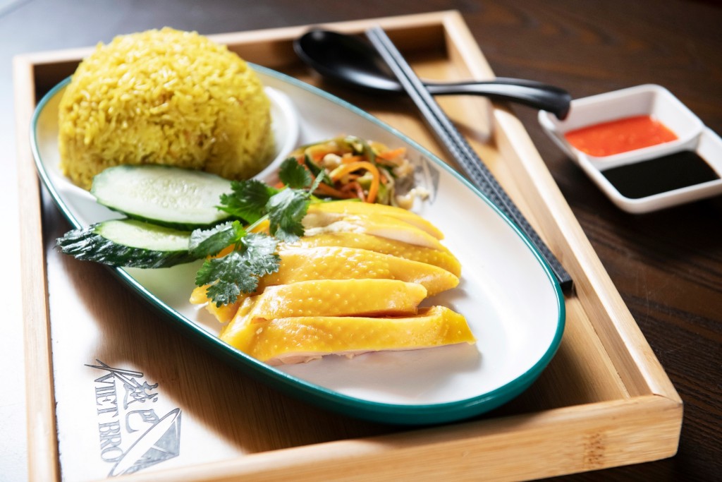 新加坡海南雞飯$68，採用獨家秘方炮製，雞肉滑嫩多汁，油飯粒粒分明。