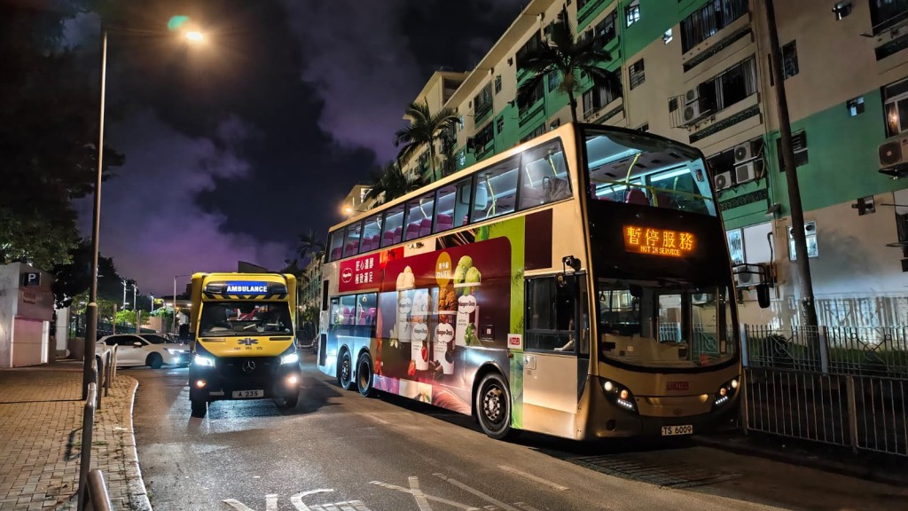 一輛Tesla私家車與一輛九巴發生相撞。黃文威攝 一輛Tesla私家車與一輛九巴發生相撞。黃文威攝
