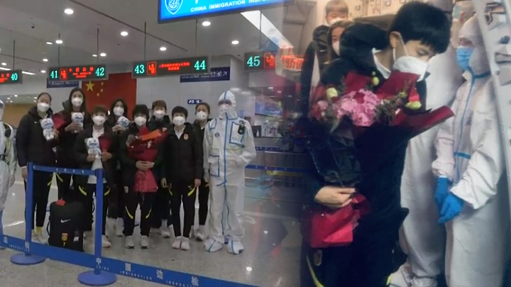 國足女將凱旋受熱烈祝賀。