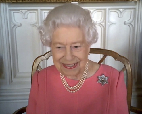英女皇在跟官員進行視像會議時呼籲民眾接種新冠疫苗。AP圖片