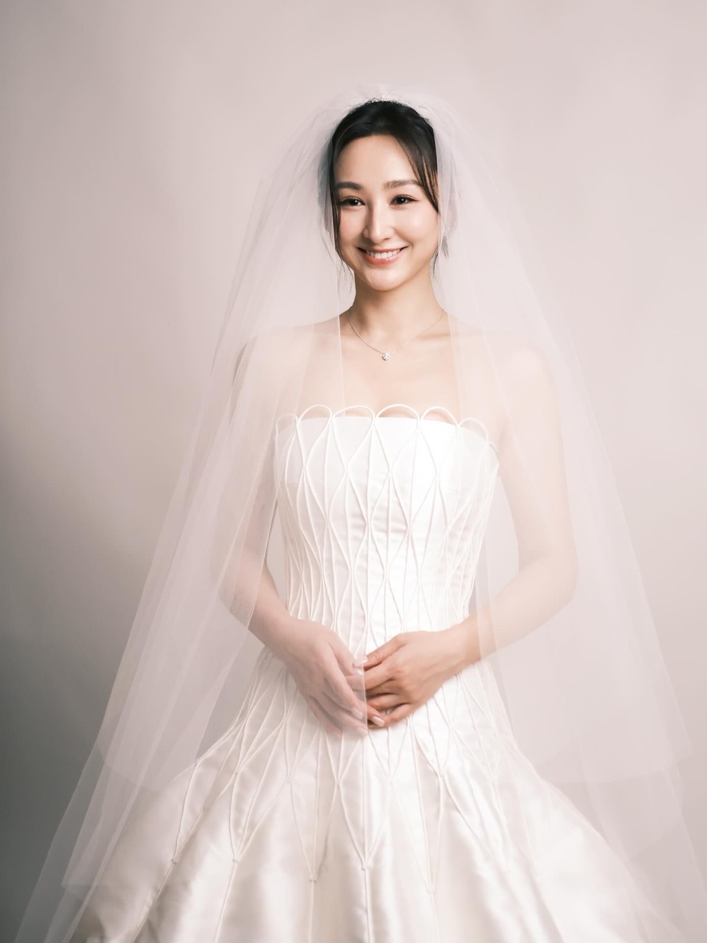 高海寧的婚紗相收起豐滿上圍。 高海寧的婚紗相收起豐滿上圍。