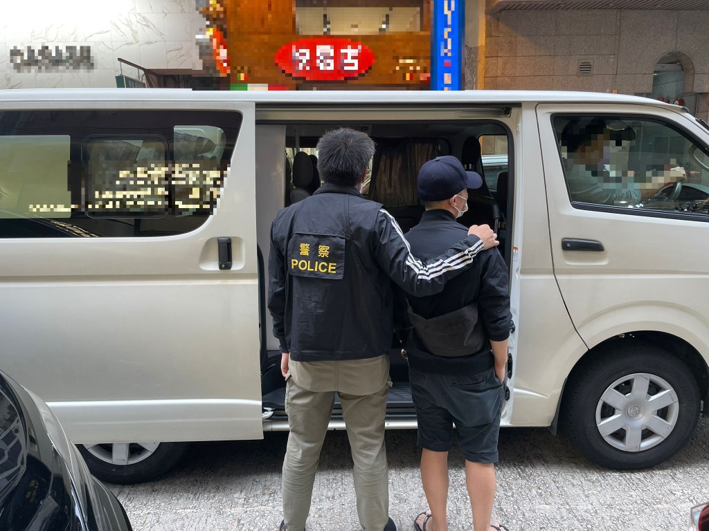 警方在旺角拘捕兩名男女。警方圖片