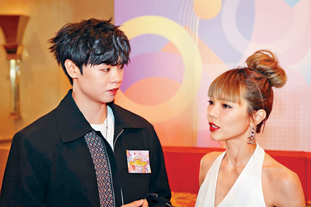 當方皓玟說話時，冼靖峰十分專注的望着對方，難怪會傳出緋聞。