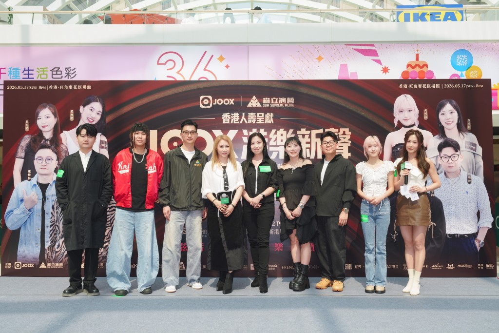 彭家麗（左四）擔任歌唱比賽評判︰「臨場表現最重要。」