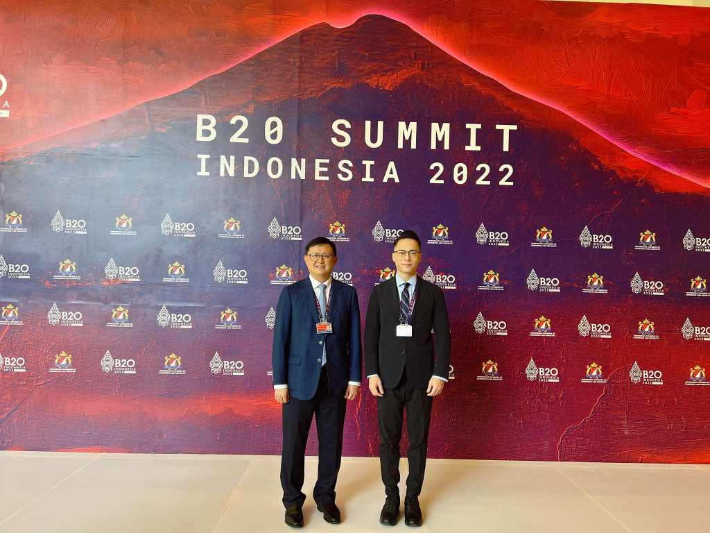民建聯議員黃英豪（左）及梁熙（右）在印尼峇里參與B20峰會。（民建聯圖片）
