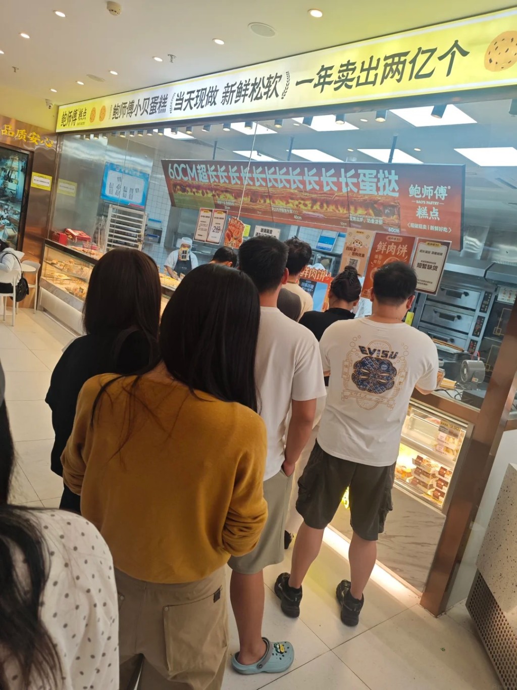 鲍师傅的60厘米超长蛋挞，成为热门“潮食”。小红书
