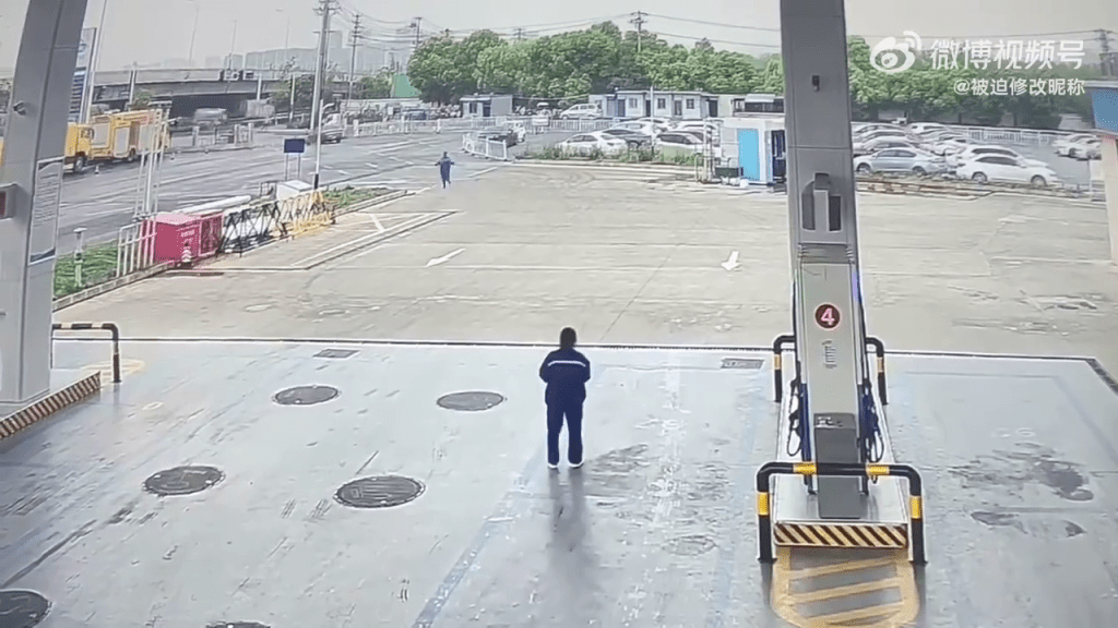 安徽一奧迪車加632元油後逃單,加油員追2次沒追上。 安徽一奧迪車加632元油後逃單,加油員追2次沒追上。