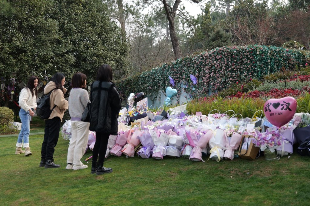 李玟生忌，歌迷聚武漢，寫信訴思念。