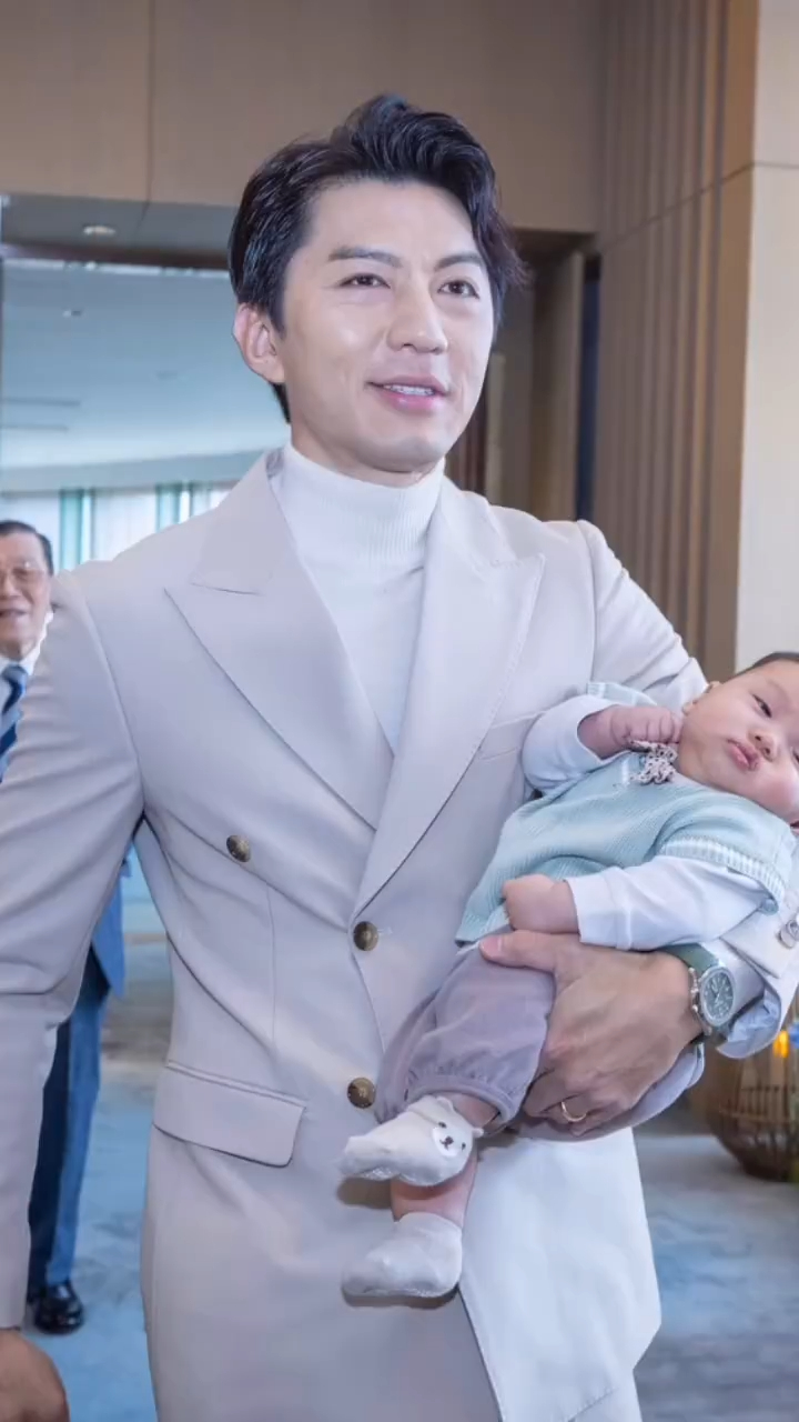 袁伟豪成为人父，稳重感倍增。