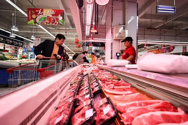 豬肉價格持續下跌，民眾減少買鴨鵝令羽絨材料價格大漲。中新社