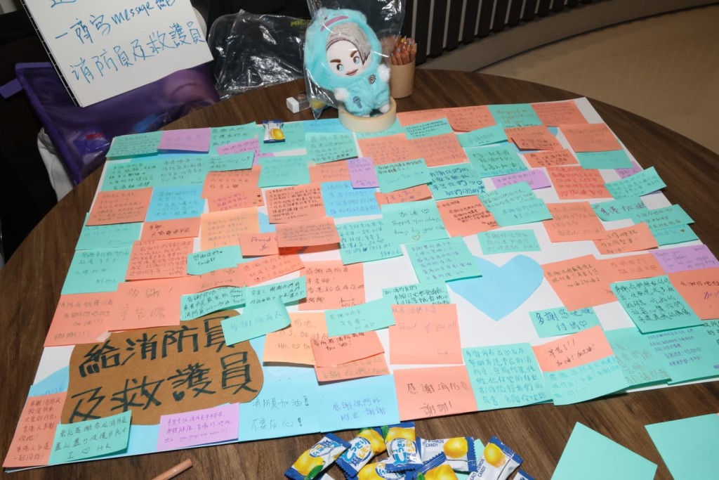 柳柳粉邀市民寫心意卡向消防員及救護員致敬。 柳柳粉邀市民寫心意卡向消防員及救護員致敬。