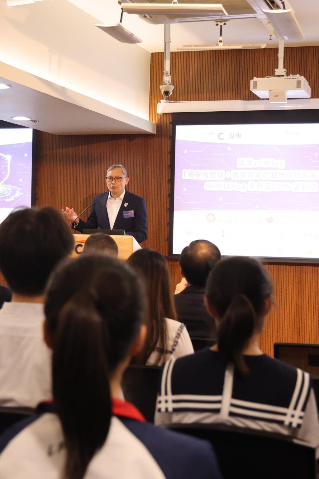 卓孝業化身國家安全特種兵，由早到晚出席多個活動，包括主題講座。