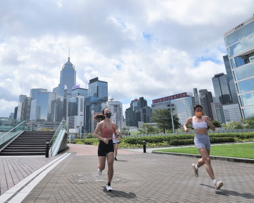 政府公布，在5月9日或16日曾身處香港龍和道中西區海濱長廊-中環段人士須接受檢測。資料圖片