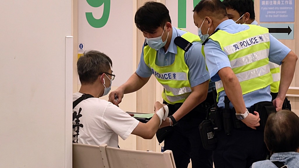 七人車司機在醫院向警員解釋意外經過。 七人車司機在醫院向警員解釋意外經過。
