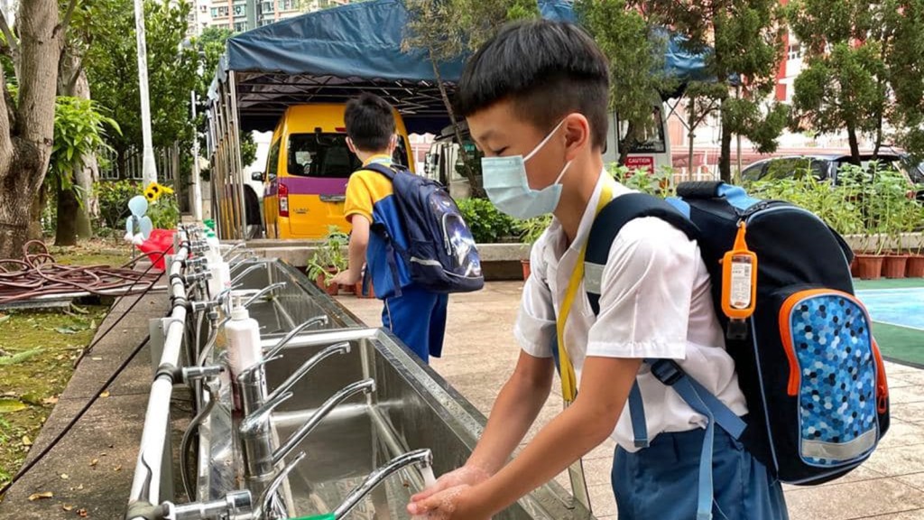 杨润雄提醒学生注意个人及环境卫生。FB图片