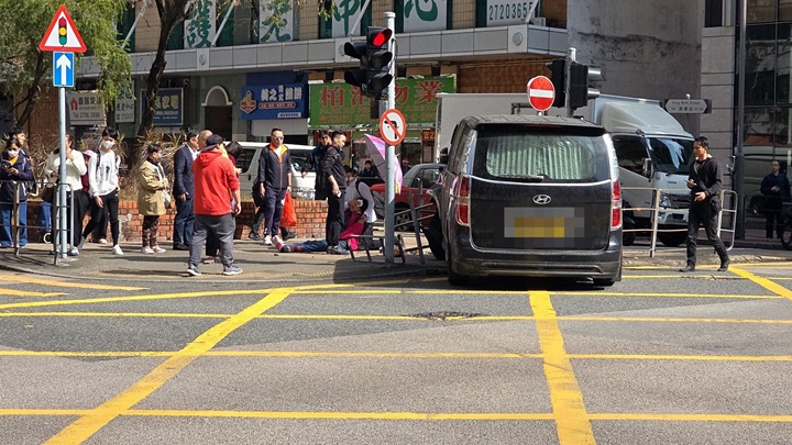 女子被客貨車撞倒。 網圖