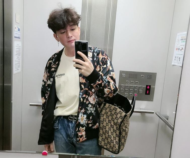 全部工作立即叫停,在家隔離中。