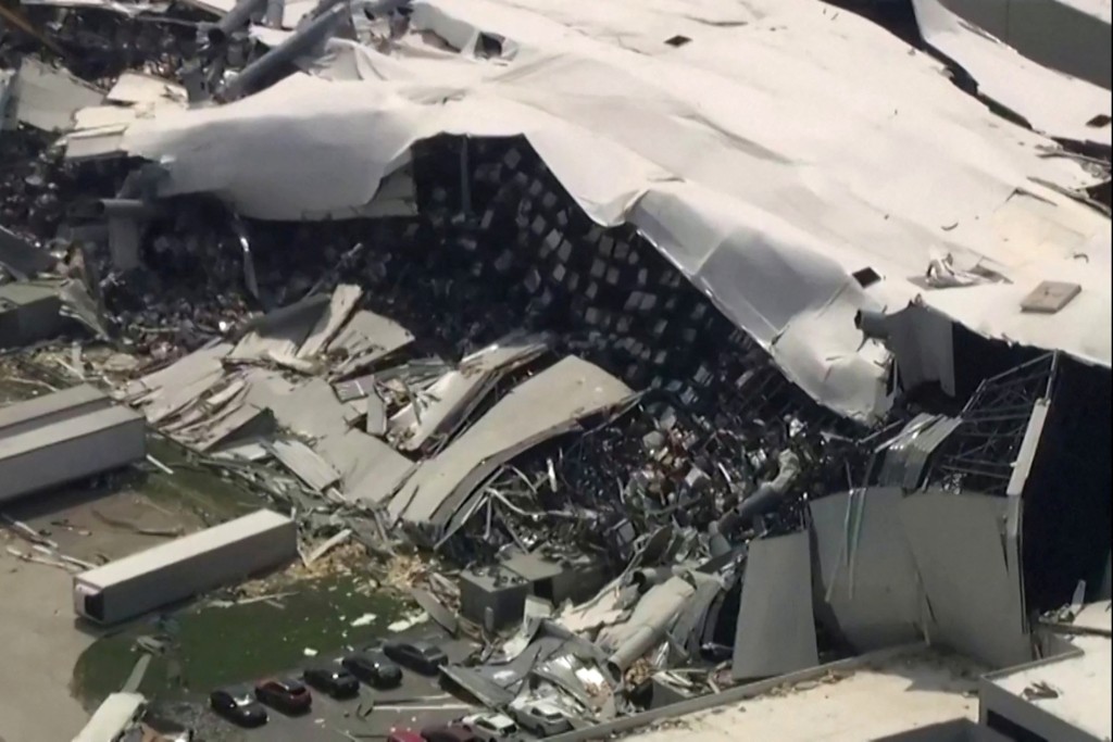 北卡州洛矶山城辉瑞药厂损毁严重，屋顶倒塌，并露出内部的钢筋。路透社