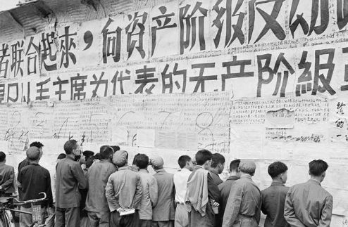 及后又在政治斗争中失利，被列为反革命，下放牛棚，遭受迫害。图为1967年11月1日，北京的路人阅读墙上的大字报。（Associated Press图片）