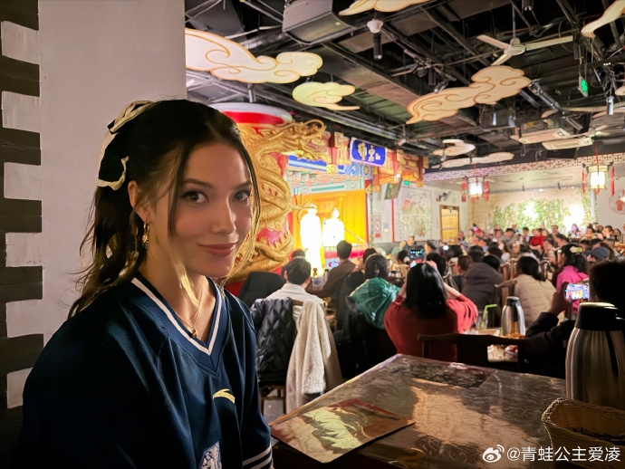 谷爱凌现身德云社欣赏相声。 微博 谷爱凌现身德云社欣赏相声。 微博