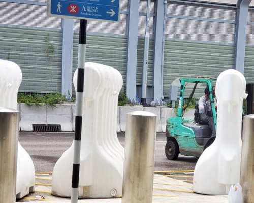 高鐵站近匯民道，鏟車將水馬運上密斗貨車。