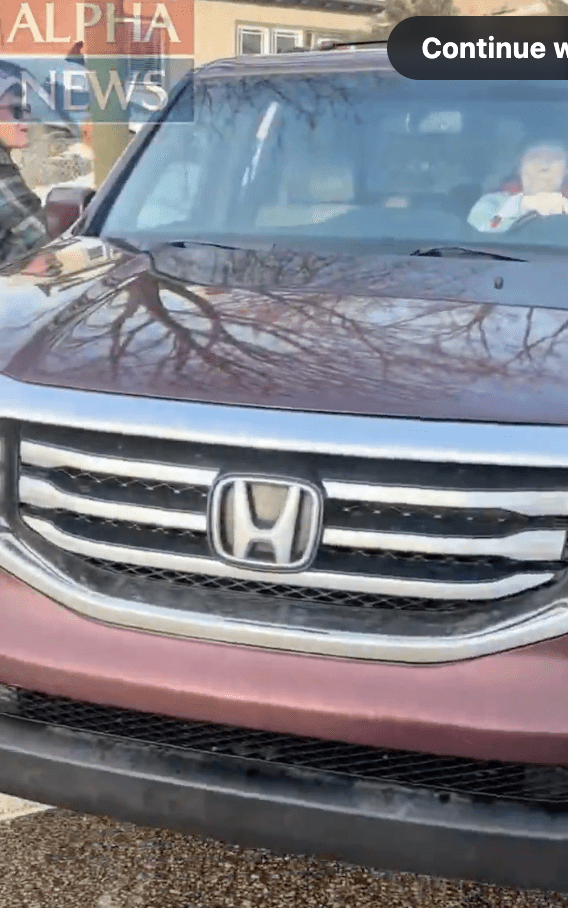 就這千釣一髮間,另一名探員突然大聲喝令古德「下車」,現場氣氛馬上轉趨緊張。 就這千釣一髮間,另一名探員突然大聲喝令古德「下車」,現場氣氛馬上轉趨緊張。