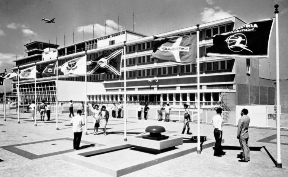 1962年機場客運大樓的南端和瞭望台。香港政府檔案處