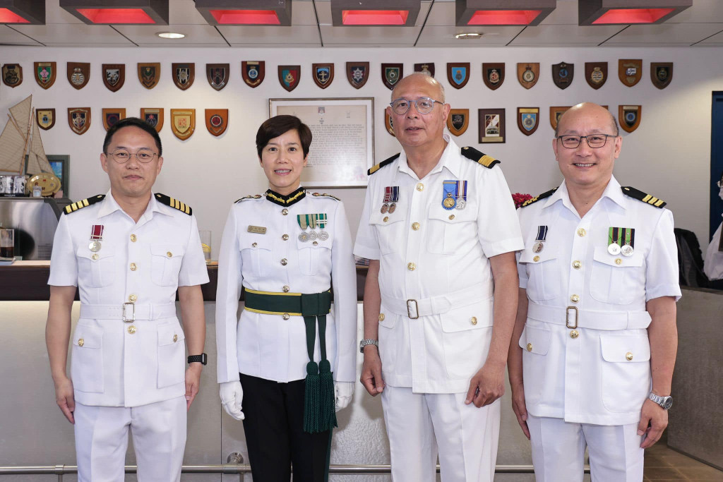 何佩珊担任检阅官。香港航海学校facebook图片