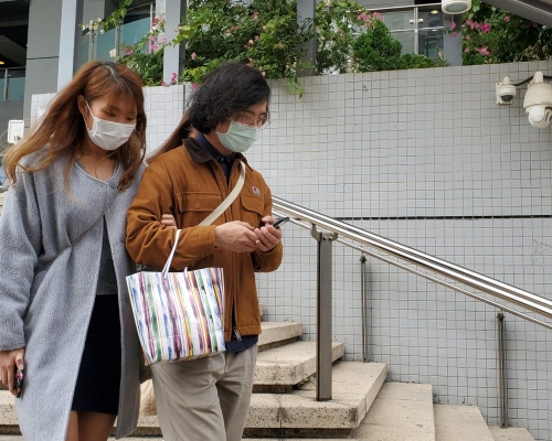 被告伍文浩(啡色外套)。劉安琪攝