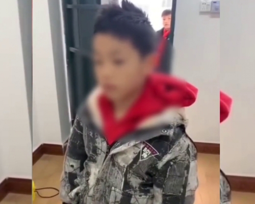 广西女老师叫学生尿裤里，称这就是你们瑶族做法。