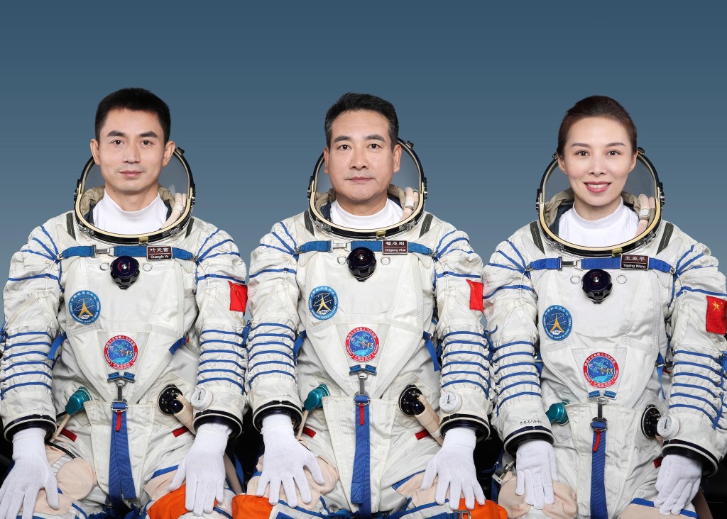 神舟十三號3名太空人分別為翟志剛（中）、王亞平（右）、葉光富（左）。新華社圖片