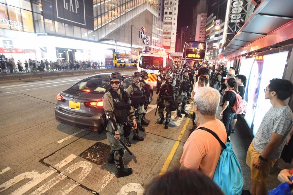防暴警察與人群對峙