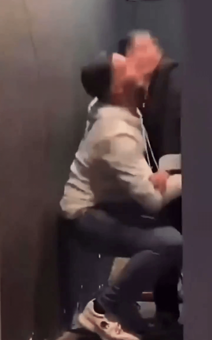 醉酒洋漢起來時強吻了清潔阿姨面部。 醉酒洋漢起來時強吻了清潔阿姨面部。