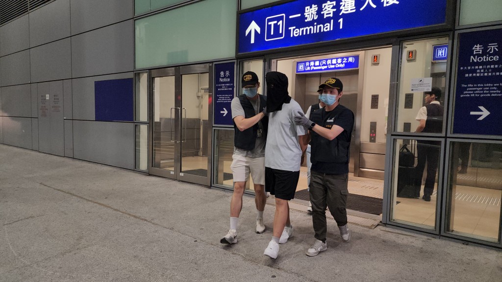 海關先後拘捕兩名分別德國及馬來西亞來港的男女。 海關先後拘捕兩名分別德國及馬來西亞來港的男女。
