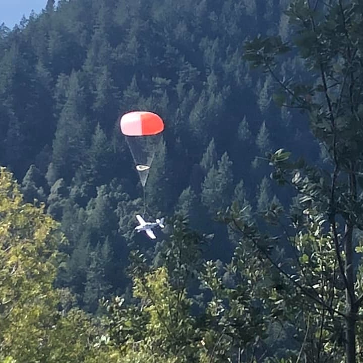 美国男子用整机降落伞系统减速，一家三口惊险获救。 Shelter Cove Fire