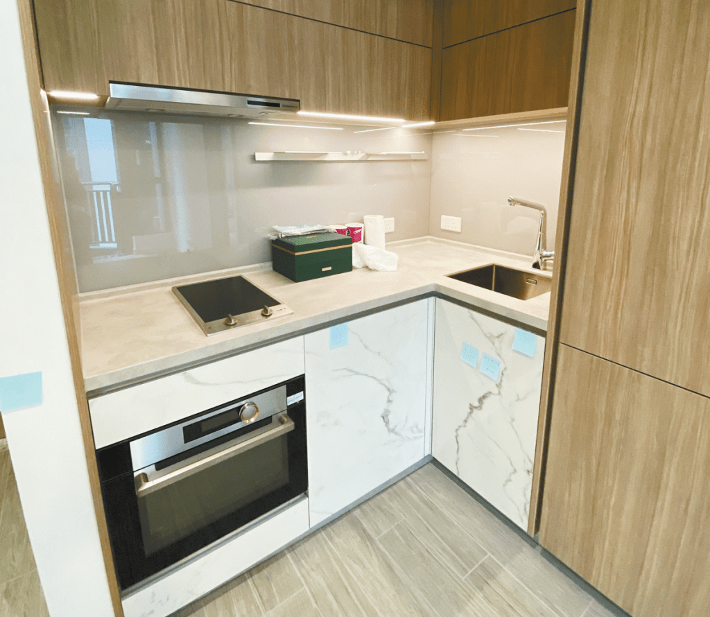 開放式廚房配置齊全，L型櫥櫃增加收納空間。