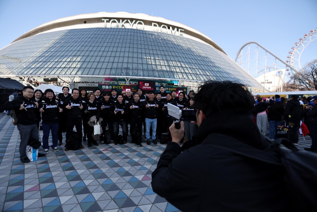 许多台湾球迷到东京观看世界棒球经典赛。路透社