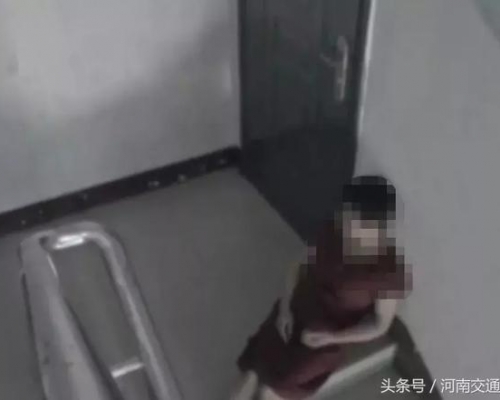 樊女控訴母親為逼她為同母異父的弟弟還債，竟坐在其住所門外堵着門口。